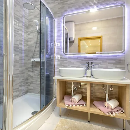 Luxury Aria アパート